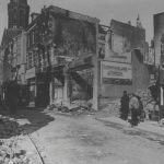 Bombardement op Nijmegen - Door bombardementen verwoeste panden in de Broerstraat gezien vanuit de Korte Molenstraat. (CC BY-SA 4.0 - J.F.M. Trum, Fotopersbureau Gelderland - wiki)