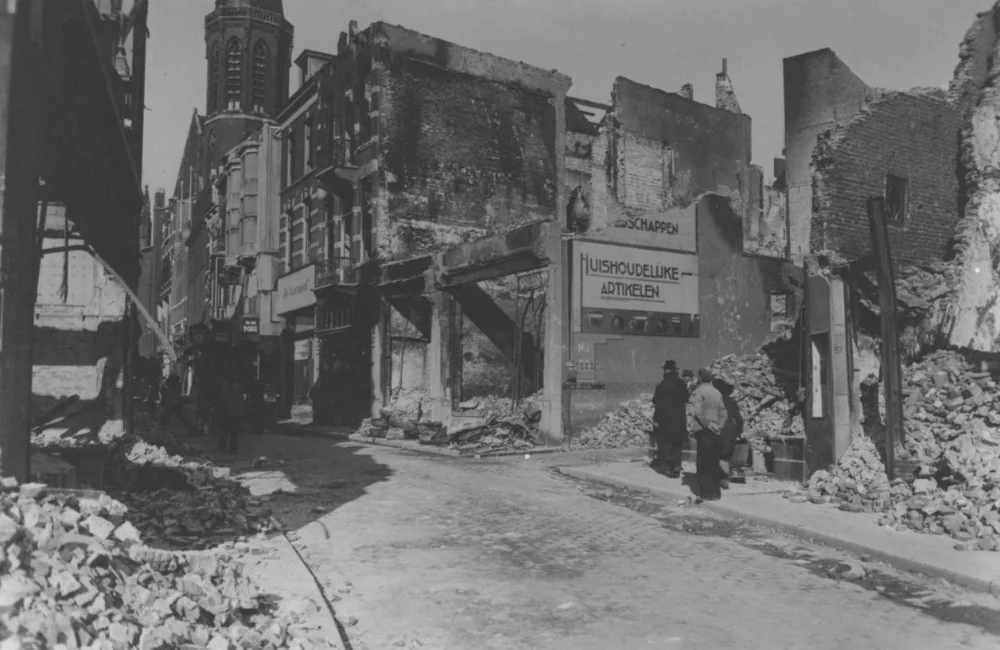 Bombardement op Nijmegen - Door bombardementen verwoeste panden in de Broerstraat gezien vanuit de Korte Molenstraat. (CC BY-SA 4.0 - J.F.M. Trum, Fotopersbureau Gelderland - wiki)