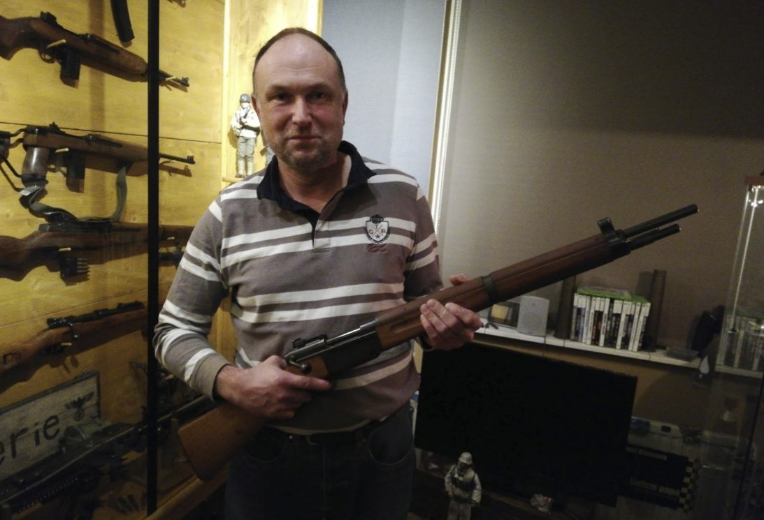 Joost Klaassen met een van de geweren uit zijn collectie - Foto: Enne Koops