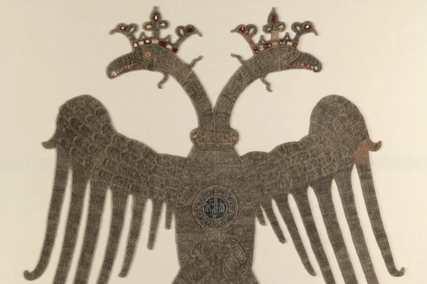 Foto van een tweekoppige gouden adelaar die eigendom zou zijn geweest van Paulus Tagaris (CC0 - Metropolitan Museum of Art - wiki)