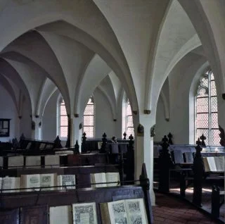 De in 1561‑1564 in de middeleeuwse traditie gebouwde Librije in Zutphen waar oude boeken nog als kostbaar bezit aan de ketting liggen. (afb. boek)