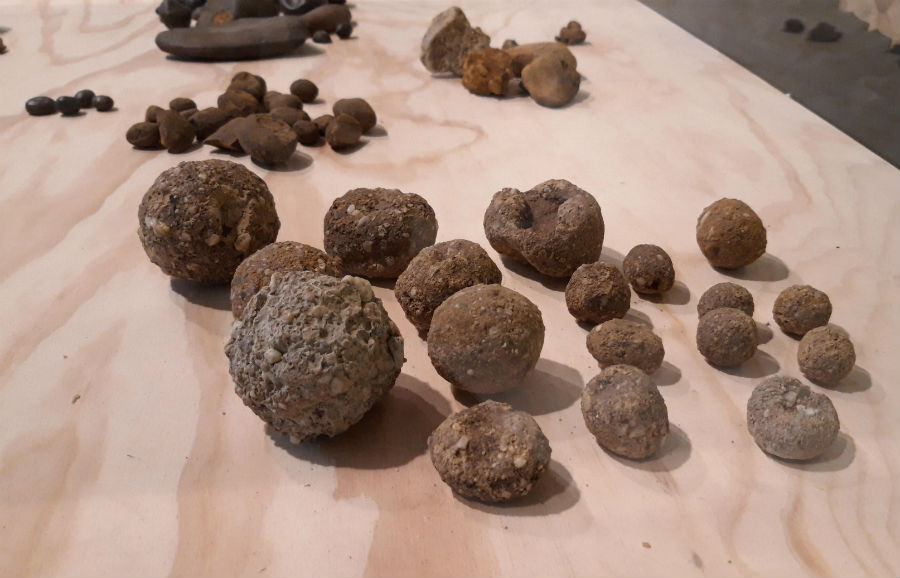 Klapperstenen zoals te zien in de tentoonstelling (Foto Historiek)