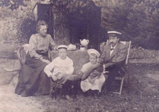 Foto’s van het gezin Hondius in de zomer van 1903, genomen in de tuin van hun eerste huis in Veenhuizen. Het gezin woont dan ruim een half jaar in Veenhuizen.