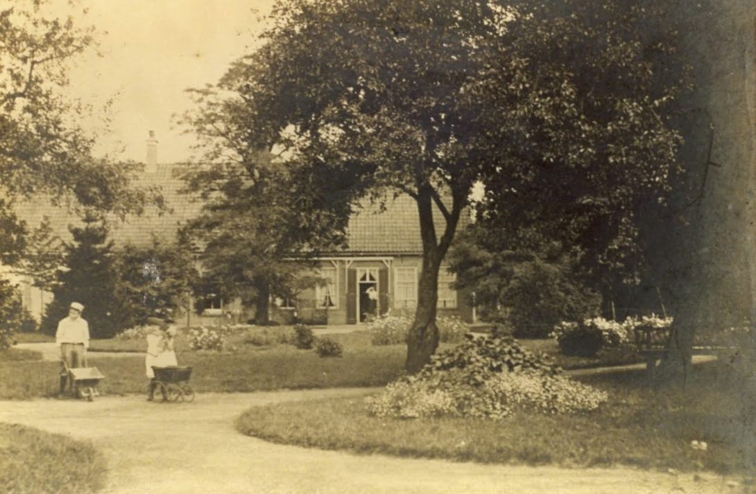 Foto’s van het gezin Hondius in de zomer van 1903, genomen in de tuin van hun eerste huis in Veenhuizen. Het gezin woont dan ruim een half jaar in Veenhuizen.