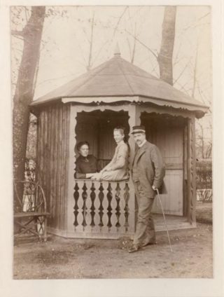 Emilie, Sigrid en Frans in de tuin van hun woning (vermoedelijk “Arbeid Adelt”) in de zomer van 1910.