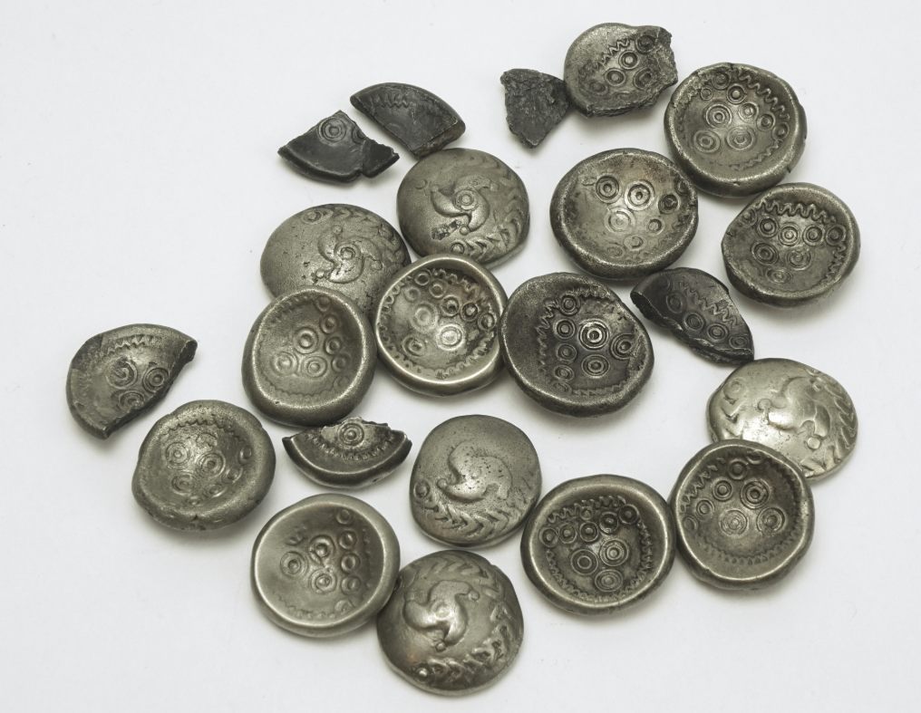 Overzicht van de munten uit de schatten van Sittard-Geleen. Foto Vrije Universiteit Amsterdam.