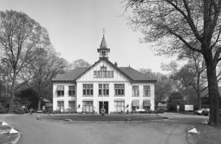 Hoofdgebouw van de Willem Arntsz Hoeve in Den Dolder (CC BY-SA 4.0 - RCE - wiki)