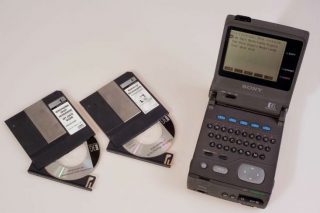 Sony-leesapparaat met kleine CD-ROMs (© foto Collection Jak Boumans)