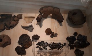Vondsten te zien in CODA - Onder meer twee ijzerslakken, wolf en een ovenwandfragment uit de achtste eeuw (Foto Historiek)