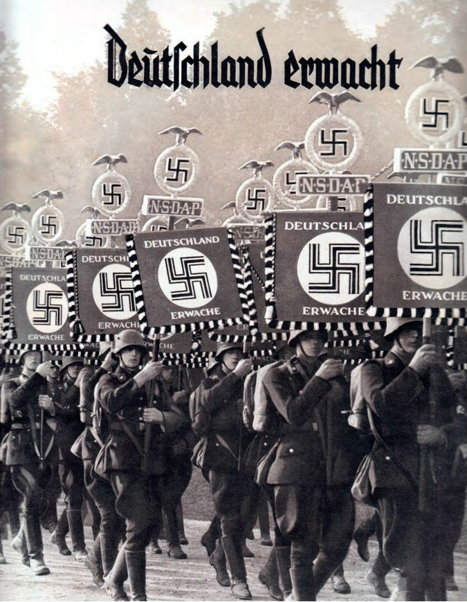 De sigarettenindustrie hielp Hitler graag met het verspreiden van propaganda voor zijn beweging. Dit sigarettenplaatjesalbum, Deutschland erwacht!, was bijzonder succesvol. Kinderen leerden zo op een speelse manier de geschiedenis van de NSDAP kennen.