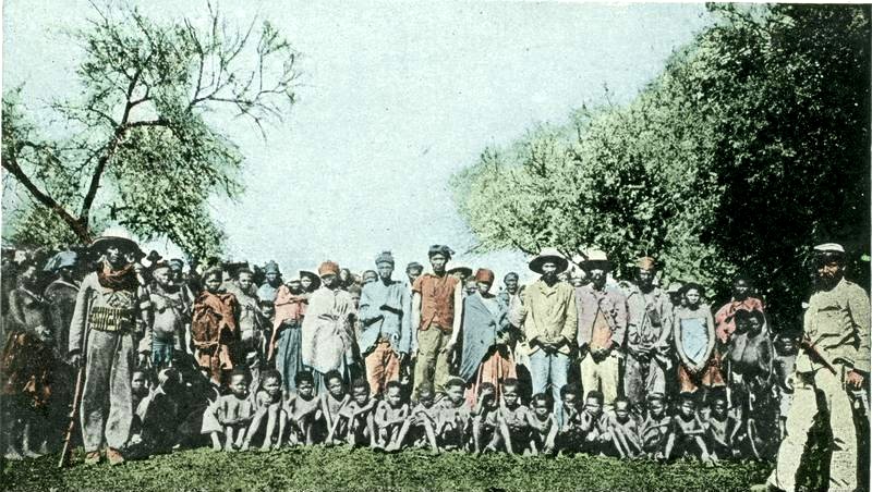Postkaart van Nama gevangenen in een concentratiekamp in Duits-Zuidwest-Afrika, rond 1904. Bron: Bundesarchiv, Bild 146-2003-0005
