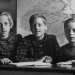 Roos, Magda en Clara op een schoolfoto halverwege de oorlog. (Foto boek - Uitgeverij Bornmeer)