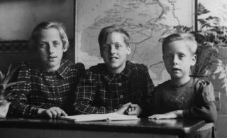 Roos, Magda en Clara op een schoolfoto halverwege de oorlog. (Foto boek - Uitgeverij Bornmeer)