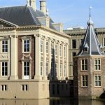 Het Torentje in Den Haag, met links het Mauritshuis (CC BY-SA 2.0 - Rainer Ebert - wiki)