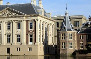 Het Torentje in Den Haag, met links het Mauritshuis (CC BY-SA 2.0 - Rainer Ebert - wiki)