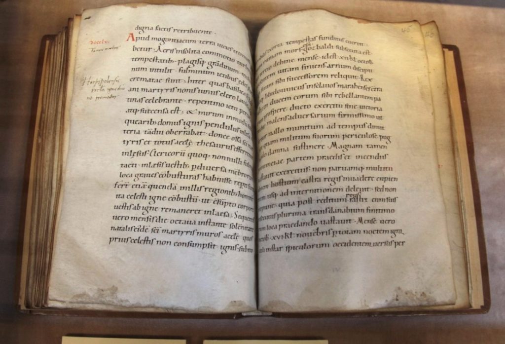 11e-eeuws Karolingische minuskel kopie van de Annales Fuldenses in de Humanistische Bibliotheek van Sélestat (CC BY-SA 2.0 - Alexandre Dulaunoy - wiki)