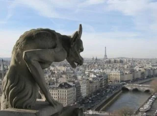 Beeld op de balustrade van de westgevel van de Notre-Dame (CC BY-SA 3.0 - Michael Reeve - wiki)
