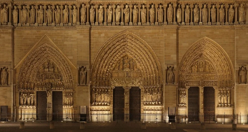 De drie portalen aan de westelijke façade, met bovenaan de Galerij der Koningen (CC BY-SA 3.0 - Benh LIEU SONG - wiki)