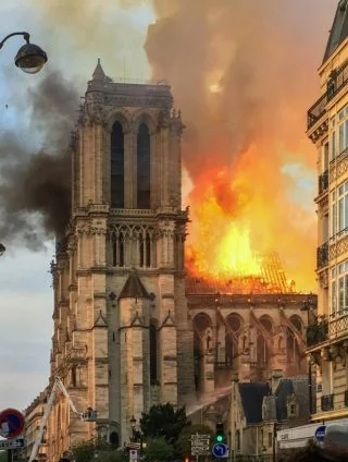 Brand in de Notre-Dame in 2019 (CC BY-SA 4.0 - LeLaisserPasserA38 - wiki)