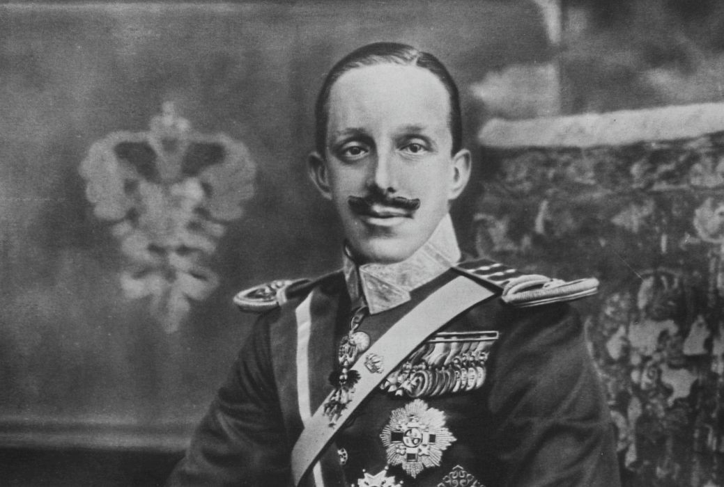 Alfons XIII van Spanje, gefotografeerd in 1916 door Kaulak (Publiek Domein - wiki)