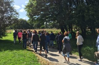 Wandelaars tijdens een rondleiding bij Kamp Westerbork (CC BY 4.0 - Hanno Lans - wiki)