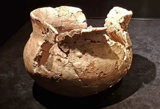 Misbaksel van Michelsberg-aardewerk uit Maastricht (CC BY-SA 4.0 - Kleon3 - wiki)