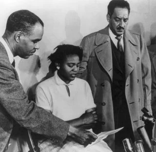 Autherine Lucy met vertegenwoordigers van de NAACP, 1955 (Publiek Domein - wiki)