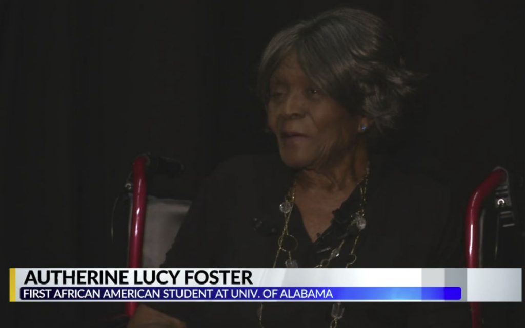 Autherine Lucy tijdens de bijeenkomst op de universiteit van Alabama (Still YouTube)