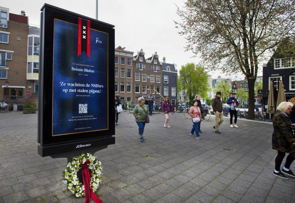 Een van de digitale abri's met daarop een herdenkingsplaat (Foto: Koolhoven & Partners)
