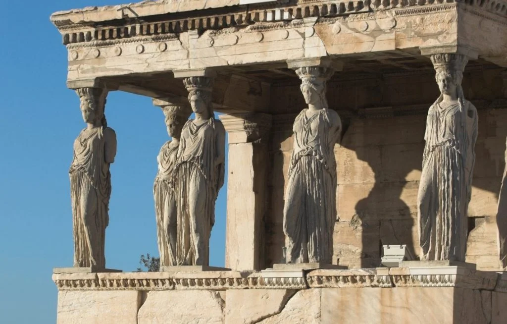 Kariatiden bij de voorhal van het Erechtheion op de Akropolis in Athene (CC BY-SA 2.5 - wiki)