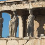 Kariatiden bij de voorhal van het Erechtheion op de Akropolis in Athene (CC BY-SA 2.5 - wiki)