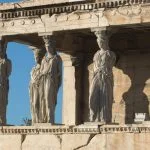 Kariatiden bij de voorhal van het Erechtheion op de Akropolis in Athene (CC BY-SA 2.5 - wiki)