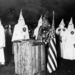 Leden van de Ku Klux Klan tijdens een rally in Chicago, ca. 1920 (Publiek Domein - wiki)