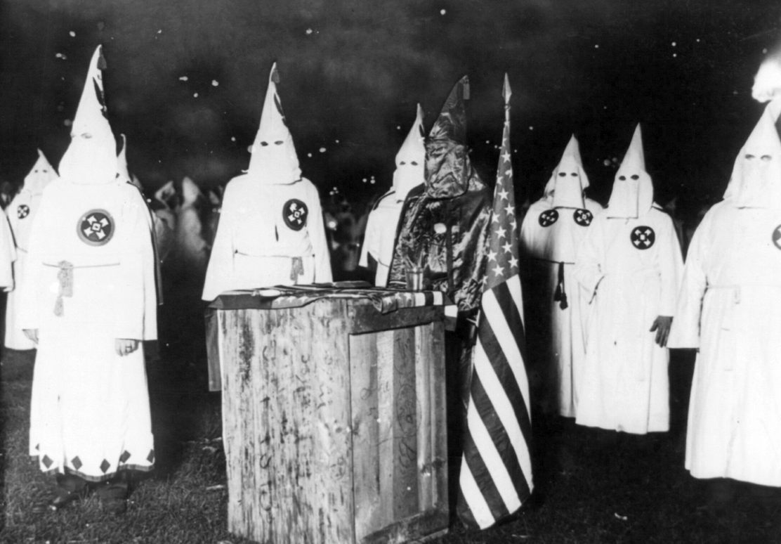 Leden van de Ku Klux Klan tijdens een rally in Chicago, ca. 1920 (Publiek Domein - wiki)