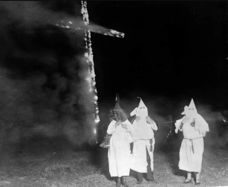 Leden van de KKK bij een brandend kruis (Publiek Domein - wiki)