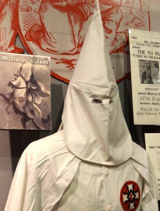 Kleding van een KKK-lid (CC BY-SA 3.0 - Adam Jones - wiki)