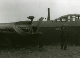 Gecrasht vliegtuig, type Stirling van het 570e squadron van de (Britse) Royal Air Force bij de Groenendijk in Haren, gemeente Oss (24-09-1944). Fotograaf: Leo van den Bergh, collectie gemeente Oss/Stadsarchief