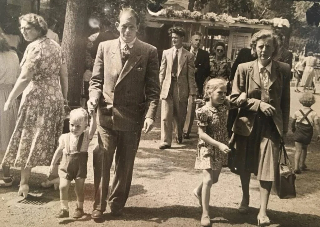 De jonge Herman Brood (links) met zijn vader Joop. Rechts echtgenote Bep en oudste dochter Elly, ca. 1949 (Foto: Herman Brood Museum & Experience, Zwolle)