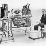 Willem Einthoven en een van de eerste snaargalvanometers (Publiek Domein - wiki)