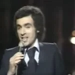 Paulo de Carvalho tijdens het Songfestival van 1974 (Still YouTube)