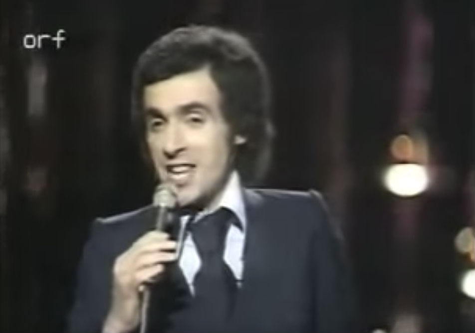 Paulo de Carvalho tijdens het Songfestival van 1974 (Still YouTube)
