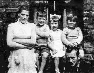 Jean McConville met Robert, Helen, Archie en haar man Arthur. Bron: Zeg niets