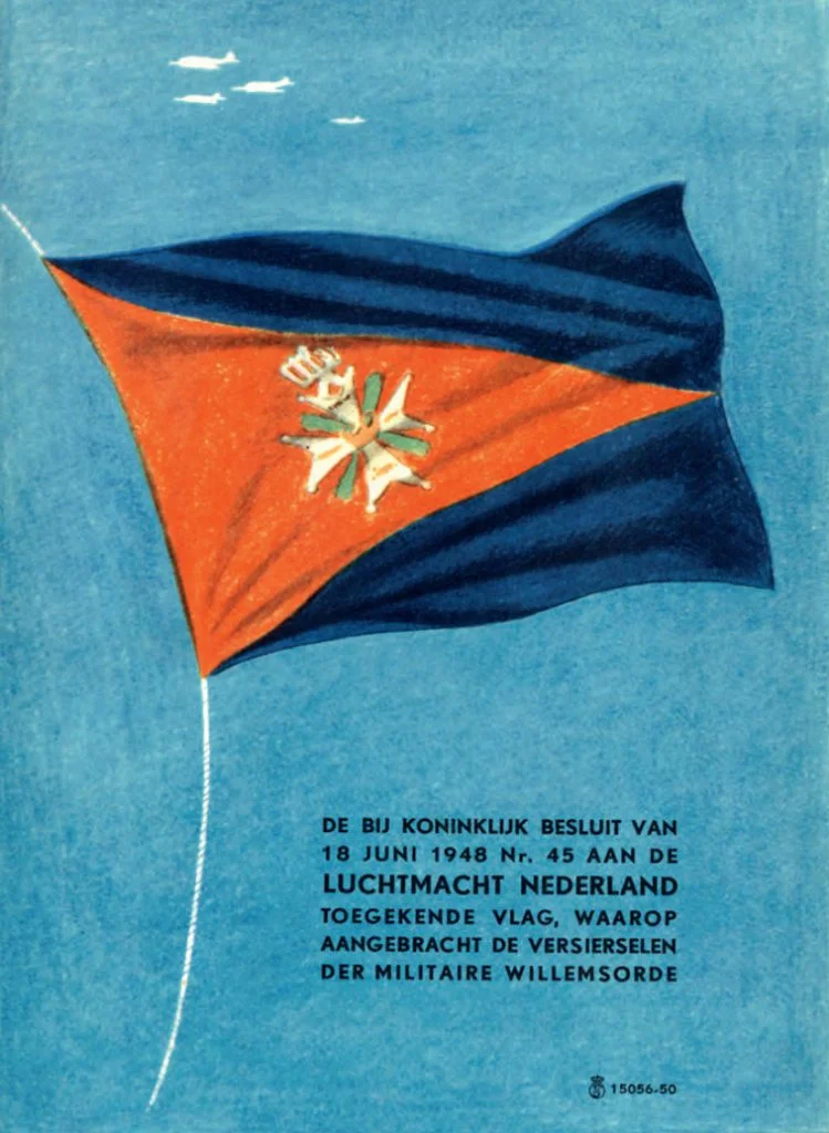 De in 1948 toegekende luchtmachtvlag afgebeeld in een kleurige wervingsfolder van de luchtmacht. Op het fier wapperende dundoek zijn de versierselen van de Militaire Willems-Orde te zien. (Beeld: Kroniek van de Koninklijke Luchtmacht)