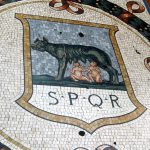 SPQR op een mozaïeken vloer in Milaan (Wiki Commons - G.dallorto)