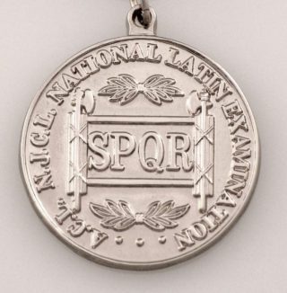De afkorting op een zilveren medaille (CC BY-SA 3.0 - wiki)