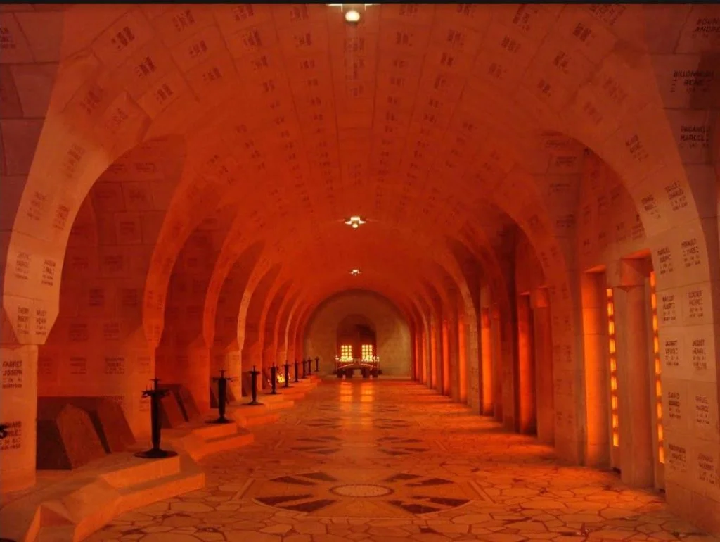 In het Ossuarium van Douaumont (E. Ruis)