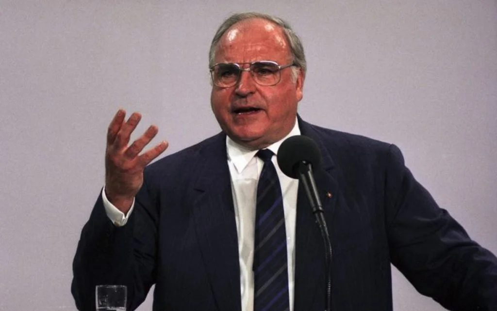 Helmut Kohl tijdens een CDU-partijdag in Bremen, 1989 (CC BY-SA 3.0 de - Bundesarchiv - wiki)