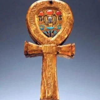 Ankh-vormige spiegel uit het graf van Toetanchamon (Publiek Domein - wiki)