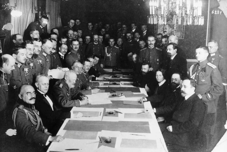 De ondertekening van de wapenstilstand op 15 december in Brest-Litovsk.