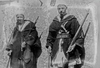 De Rifoorlog - Berbers met twee buitgemaakte geweren (Publiek Domein - wiki)
